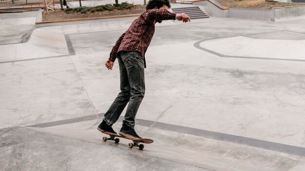 Homem andando de skate no parque