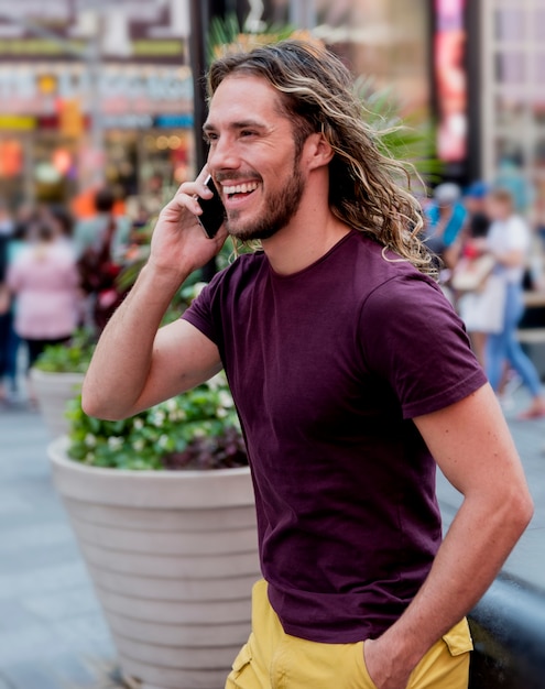 Homem andando, falando por telefone