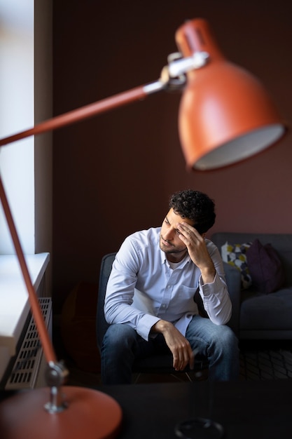 Foto grátis homem ansioso dentro de casa tiro completo