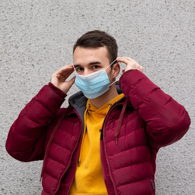 Homem ao ar livre usando máscara médica