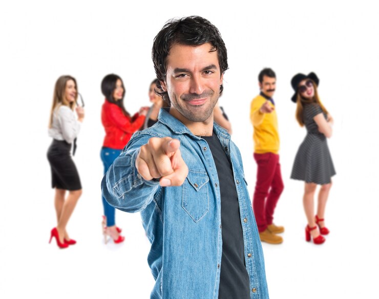 Foto grátis homem apontando para a frente sobre fundo branco