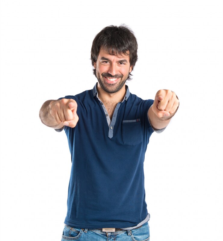 Foto grátis homem apontando para a frente sobre fundo branco
