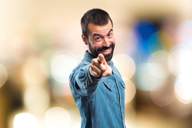 Foto grátis homem apontando para a frente