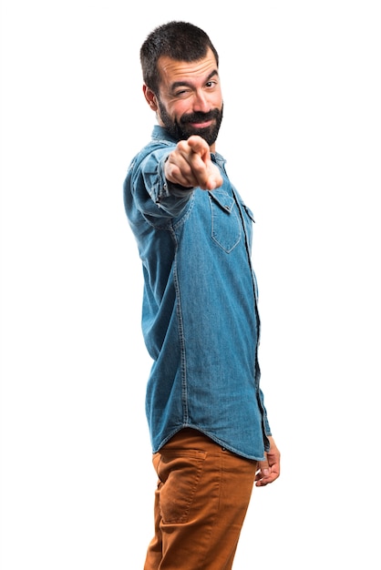 Foto grátis homem apontando para a frente