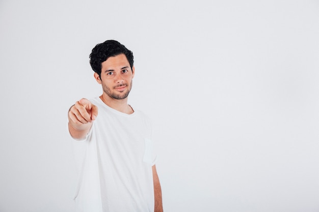 Foto grátis homem apontando para frente