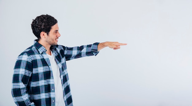 Foto grátis homem apontando para o lado