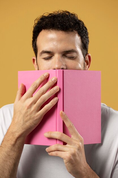 Foto grátis homem apreciando o cheiro de um livro