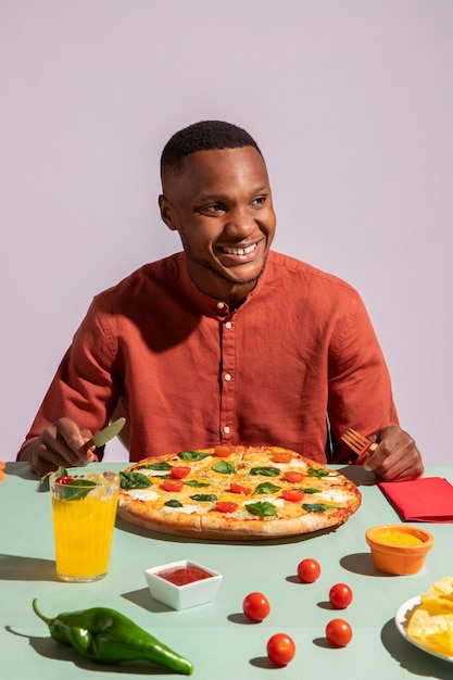 Homem apreciando uma deliciosa comida italiana