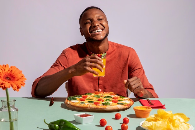 Homem apreciando uma deliciosa comida italiana