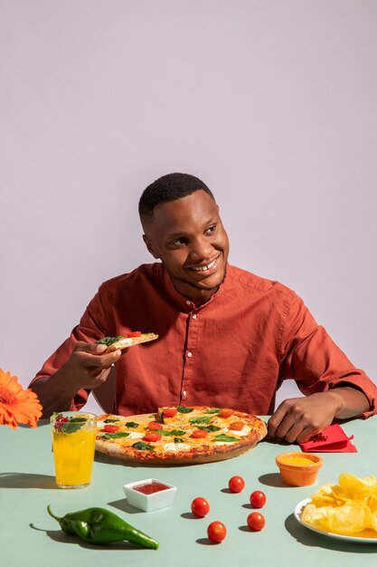 Homem apreciando uma deliciosa comida italiana