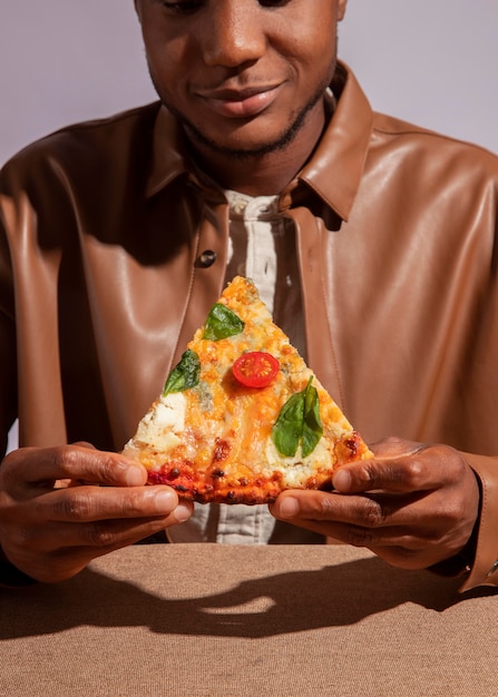 Foto grátis homem apreciando uma deliciosa comida italiana