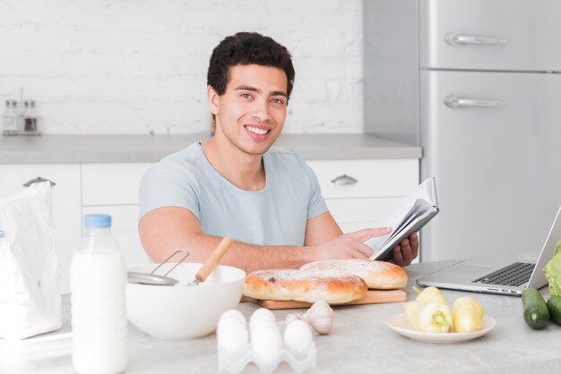 Foto grátis homem aprendendo a cozinhar a partir de cursos on-line