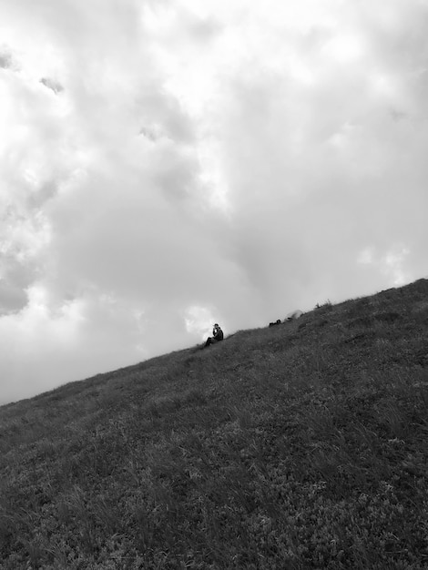 Foto grátis homem, aproveitando seu tempo sozinho na montanha