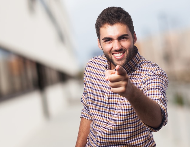 Homem árabe alegre que aponta para a câmera