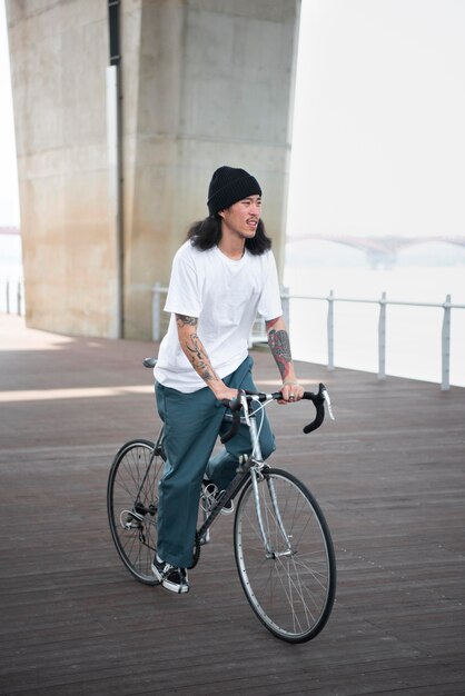 Homem asiático andando de bicicleta