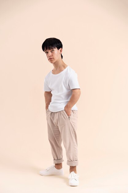 Homem asiático de camisa branca com pose de nanismo