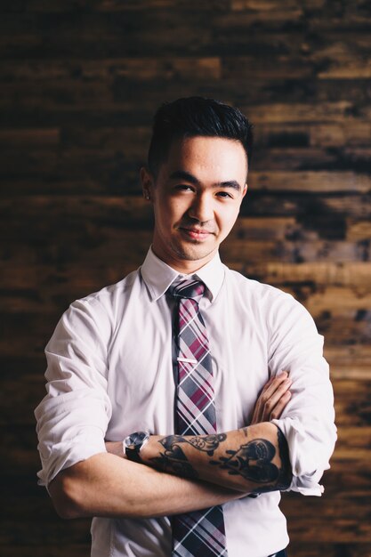 Homem asiático elegante com tatuagens