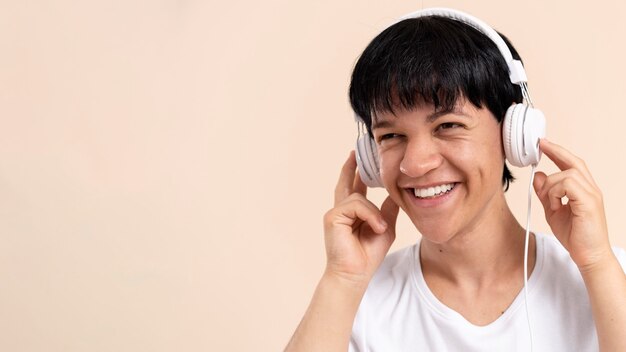 Homem asiático sorridente com pose de nanismo