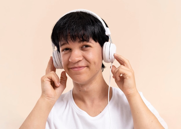 Homem asiático sorridente com pose de nanismo