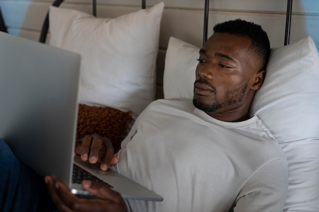 Foto grátis homem assistindo a um filme no serviço de streaming em casa