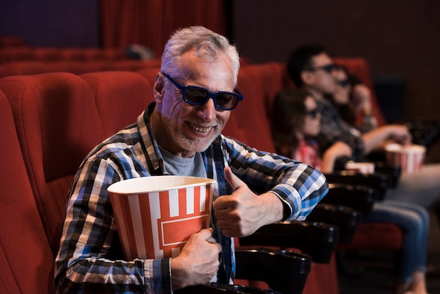 Homem assistindo filme no cinema