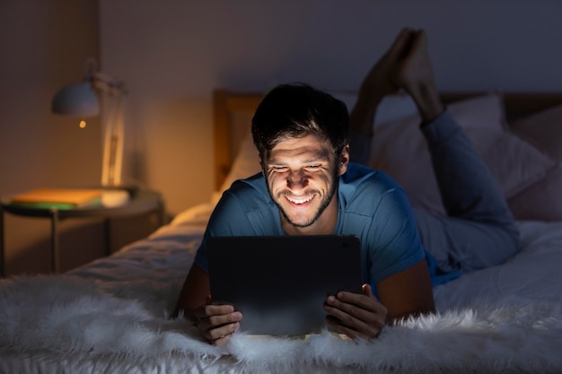 Homem assistindo serviço de streaming em seu tablet