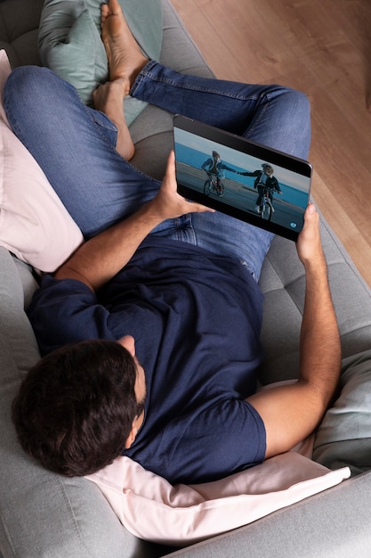 Homem assistindo serviço de streaming em seu tablet