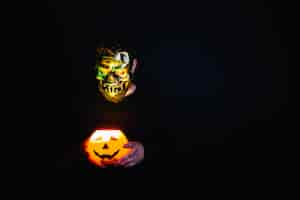 Foto grátis homem assustador com lanterna ardente de halloween