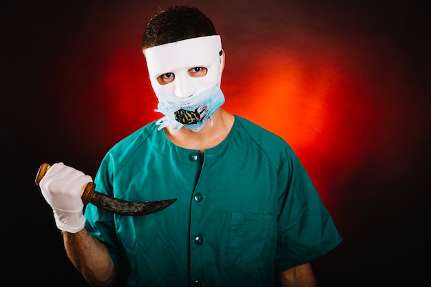 Foto grátis homem assustador em traje de doutor