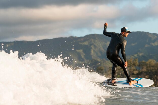 Homem ativo em equipamentos especiais surfando no Havaí