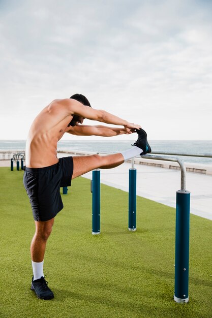 Homem atleta se aquece antes de treino