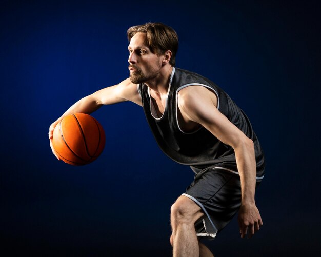 Homem atlético segurando uma bola de basquete