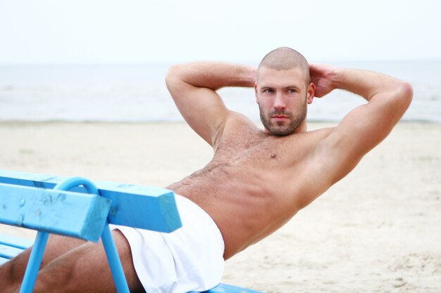 Homem atraente e feliz na praia