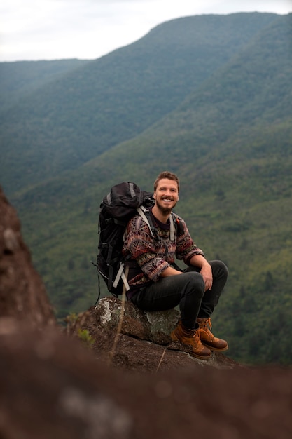 Homem aventureiro de tiro completo acampando