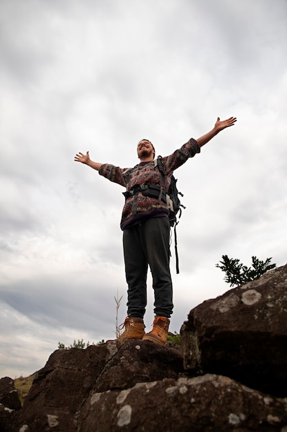 Homem aventureiro de tiro completo acampando