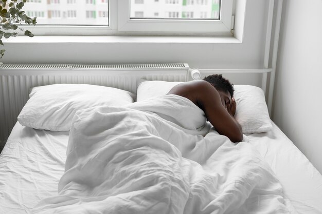 Homem baleado médio na cama