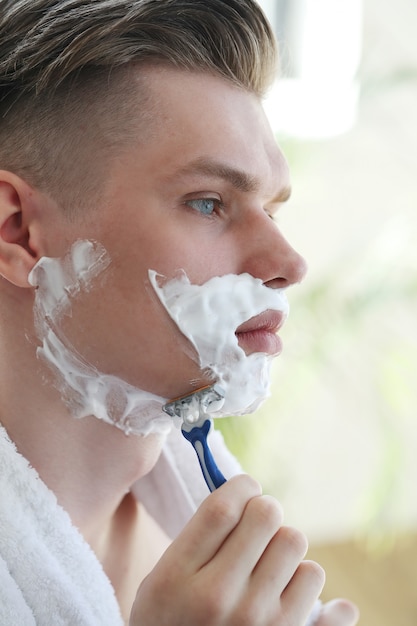 Homem barbear a barba