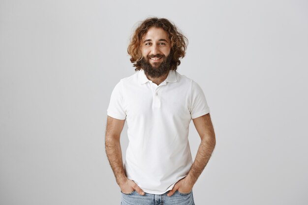 Homem barbudo bonito do Oriente Médio sorrindo amigável