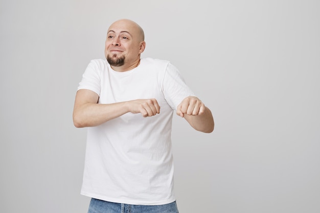 Homem barbudo careca feliz dançando feliz