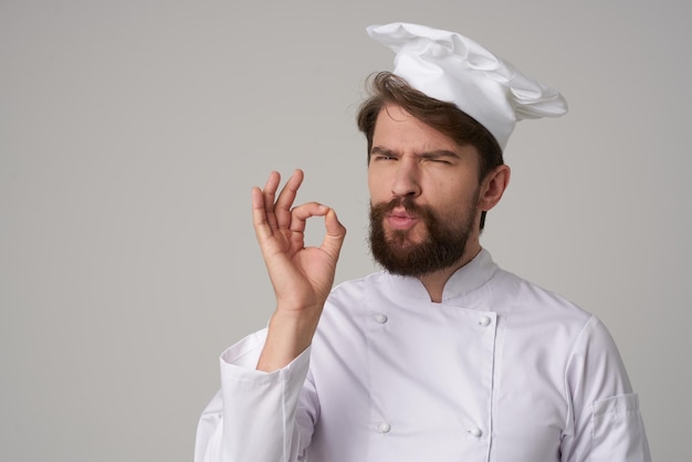 Homem barbudo chef uniforme cozinhando emoções fundo isolado