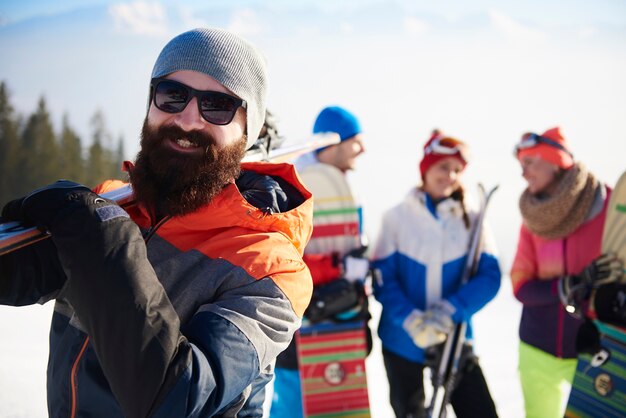 Homem barbudo com equipamento de esqui