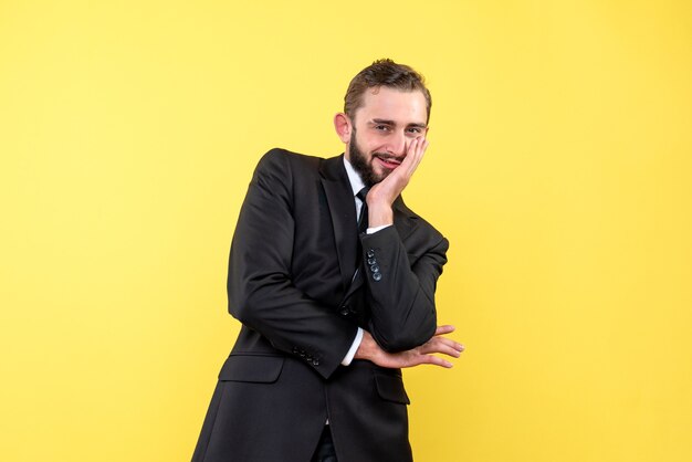 Homem barbudo curtindo os últimos rumores sobre amarelo