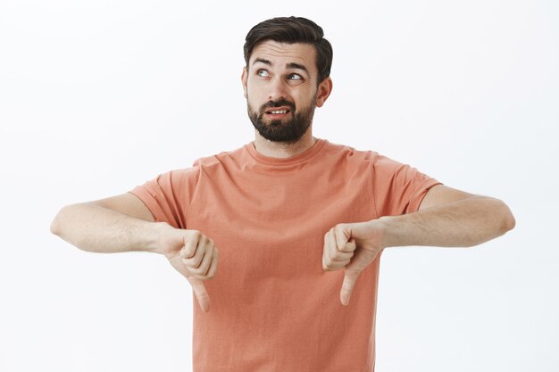 Homem barbudo expressivo em camiseta laranja