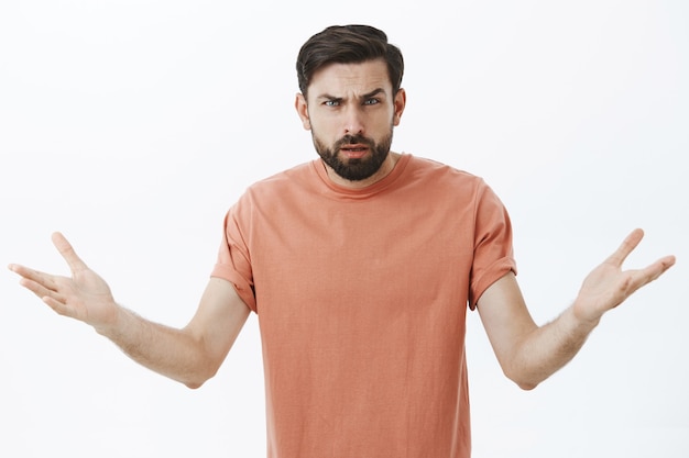 Homem barbudo expressivo em camiseta laranja