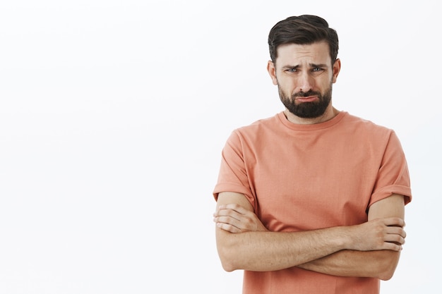 Homem barbudo expressivo em camiseta laranja