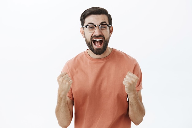 Homem barbudo expressivo em camiseta laranja