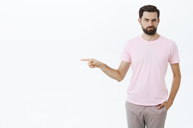 Homem barbudo expressivo em camiseta rosa