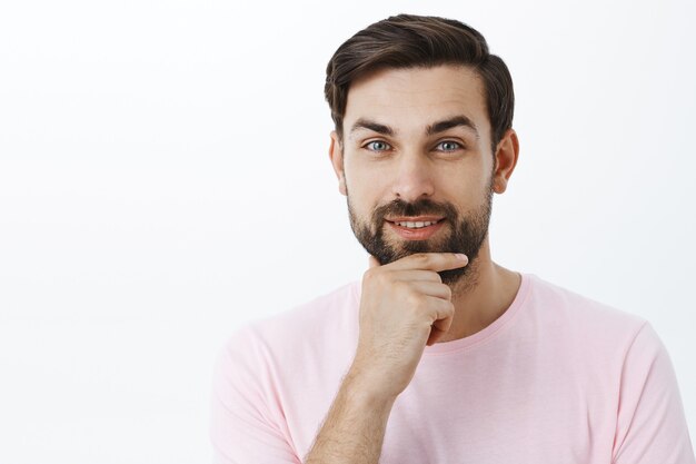 Homem barbudo expressivo em camiseta rosa