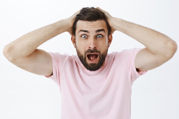 Homem barbudo expressivo em camiseta rosa