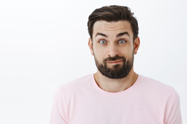 Foto grátis homem barbudo expressivo em camiseta rosa